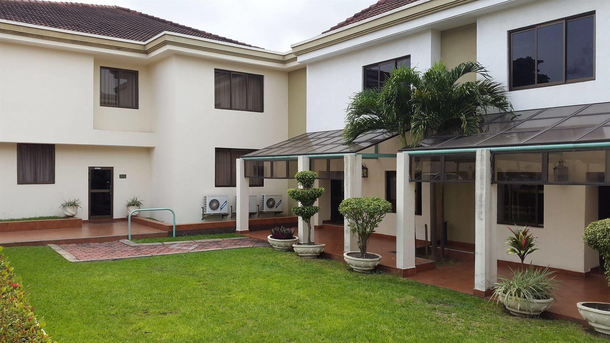 M Plaza Hotel Acra Exterior foto